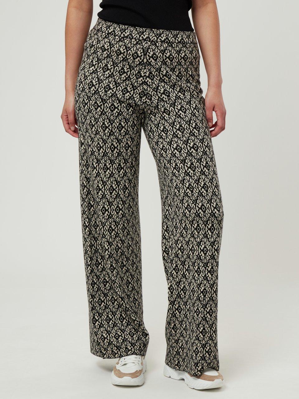 Emilia Lay Strickhose