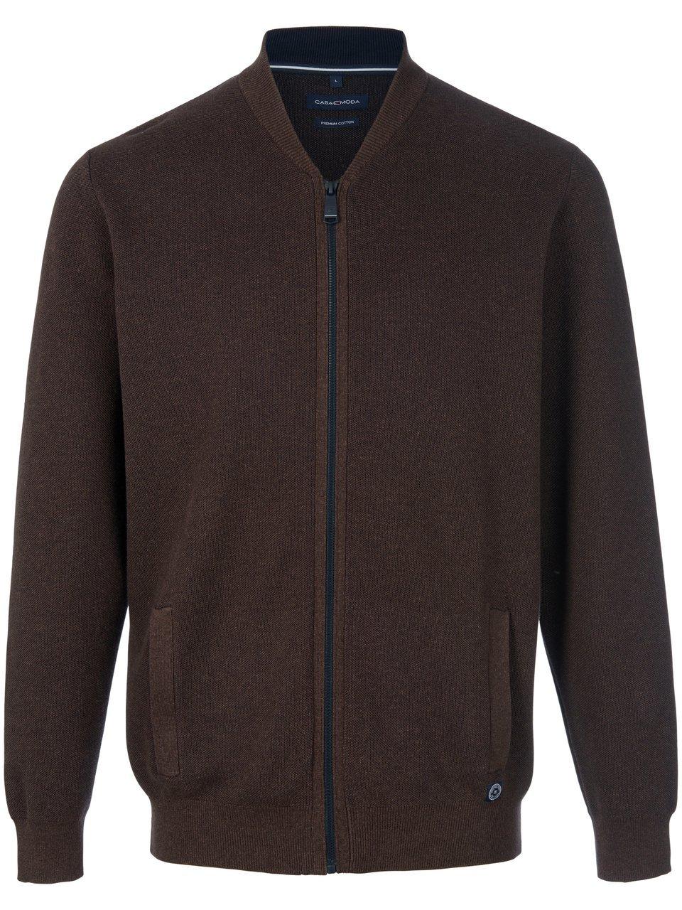 Artikel klicken und genauer betrachten! - Strickjacke von CASA MODA. Ein Everyday-Liebling in gerader Passform mit Rundhals-Ausschnitt, Reißverschluss und Eingrifftaschen. Bündchen am Armabschluss und Logo am Saum. 90% Baumwolle, 10% Polyamid. Diese Strickjacke ist maschinenwaschbar. Schonwaschgang 30°. Chlorbleiche nicht möglich. Nicht heiß Bügeln. Keine chemische Reinigung. Trocknen im Tumbler nicht möglich. Farbe: Braun-Melange. Erhältlich in den Größen: 50, 52, 54, 56 | im Online Shop kaufen