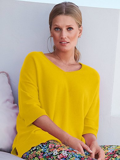 include - V-neck jumper with 3/4-length sleeves