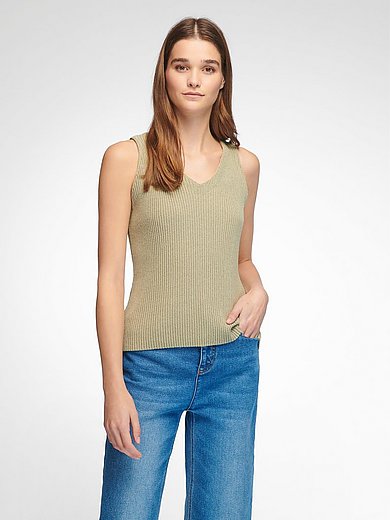 tRUE STANDARD - Knitted top with V-neck
