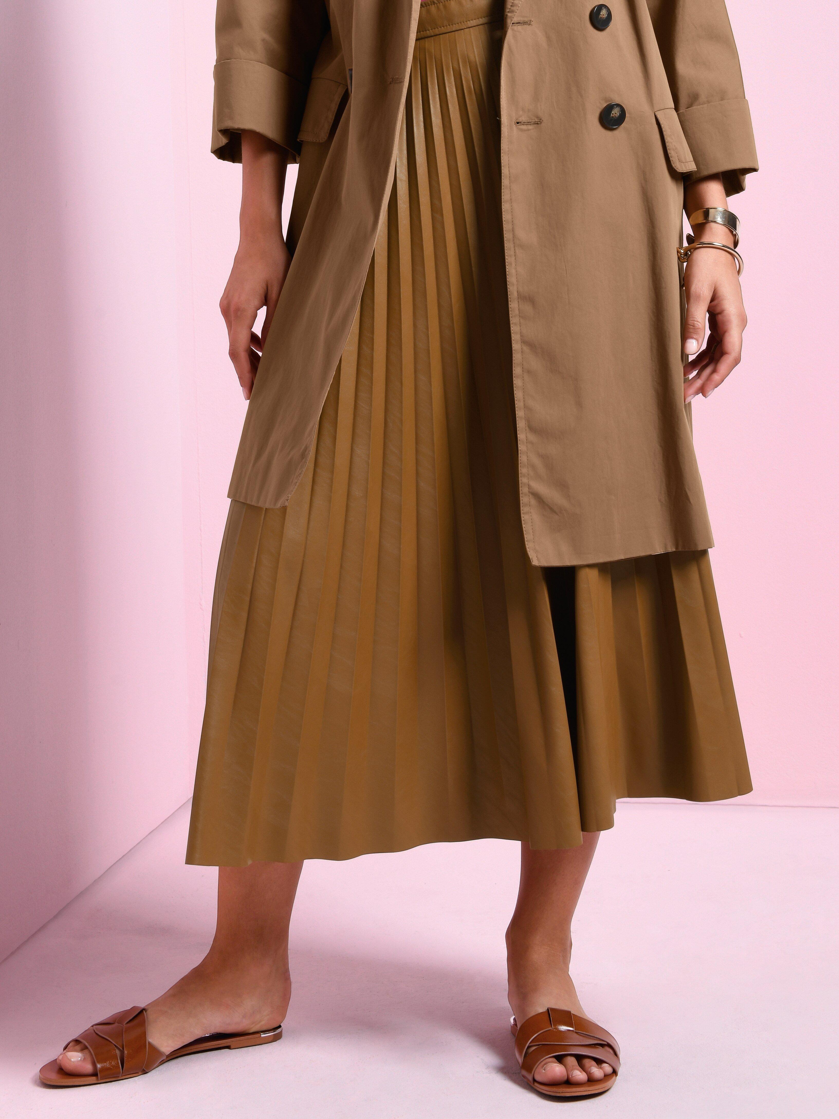 tan pleated skirt